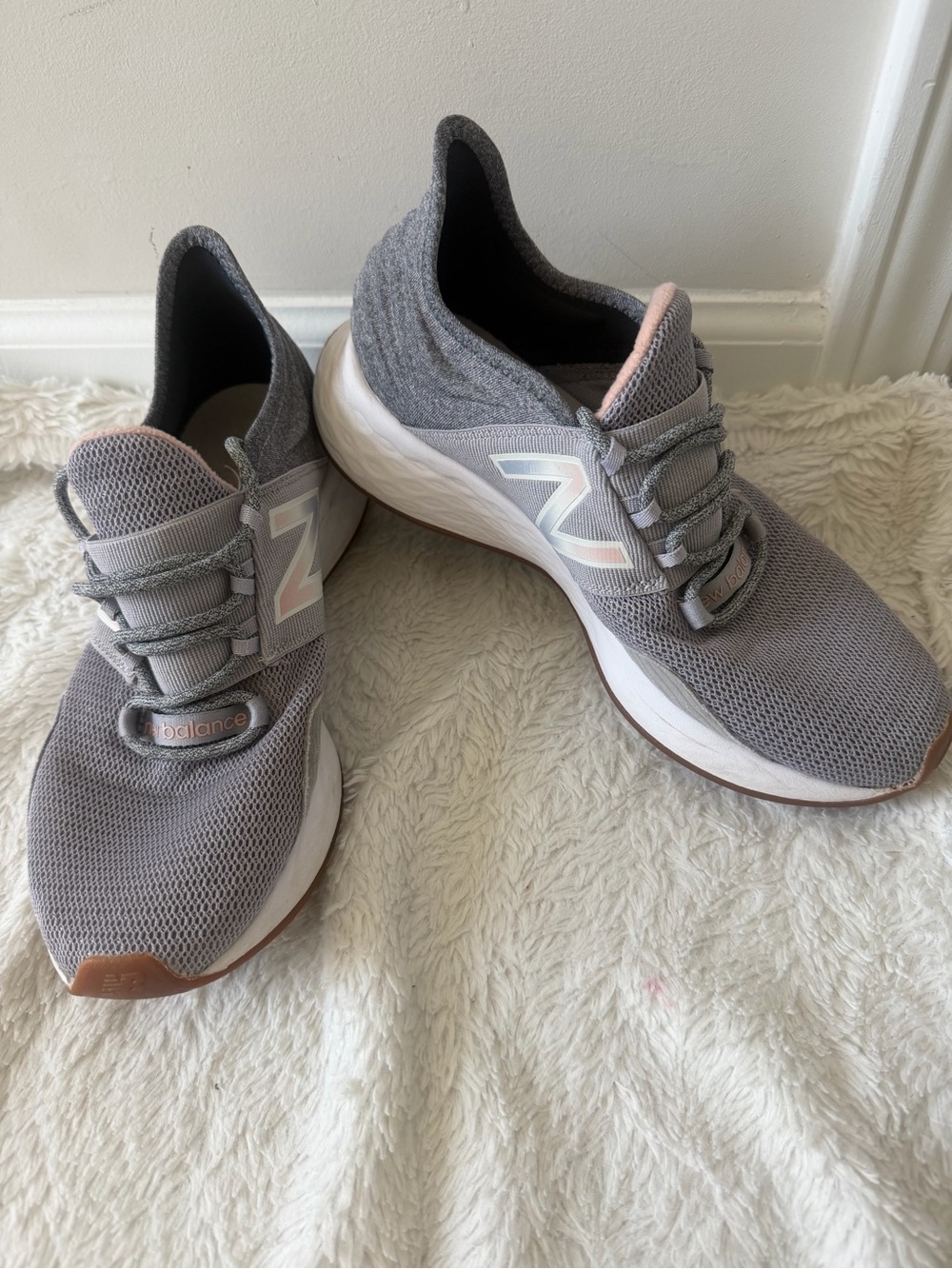 New balance WOMEN'S NEW BALANCE ROAV V1 SNEAKERS size 9